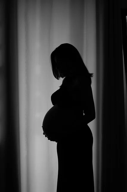 Femme attendant la prédiction du sexe du bébé