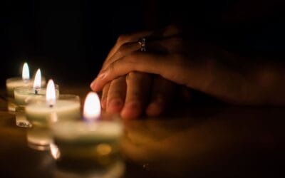 Qu&rsquo;est-ce qu&rsquo;un médium ? Origines, définition et pratiques.